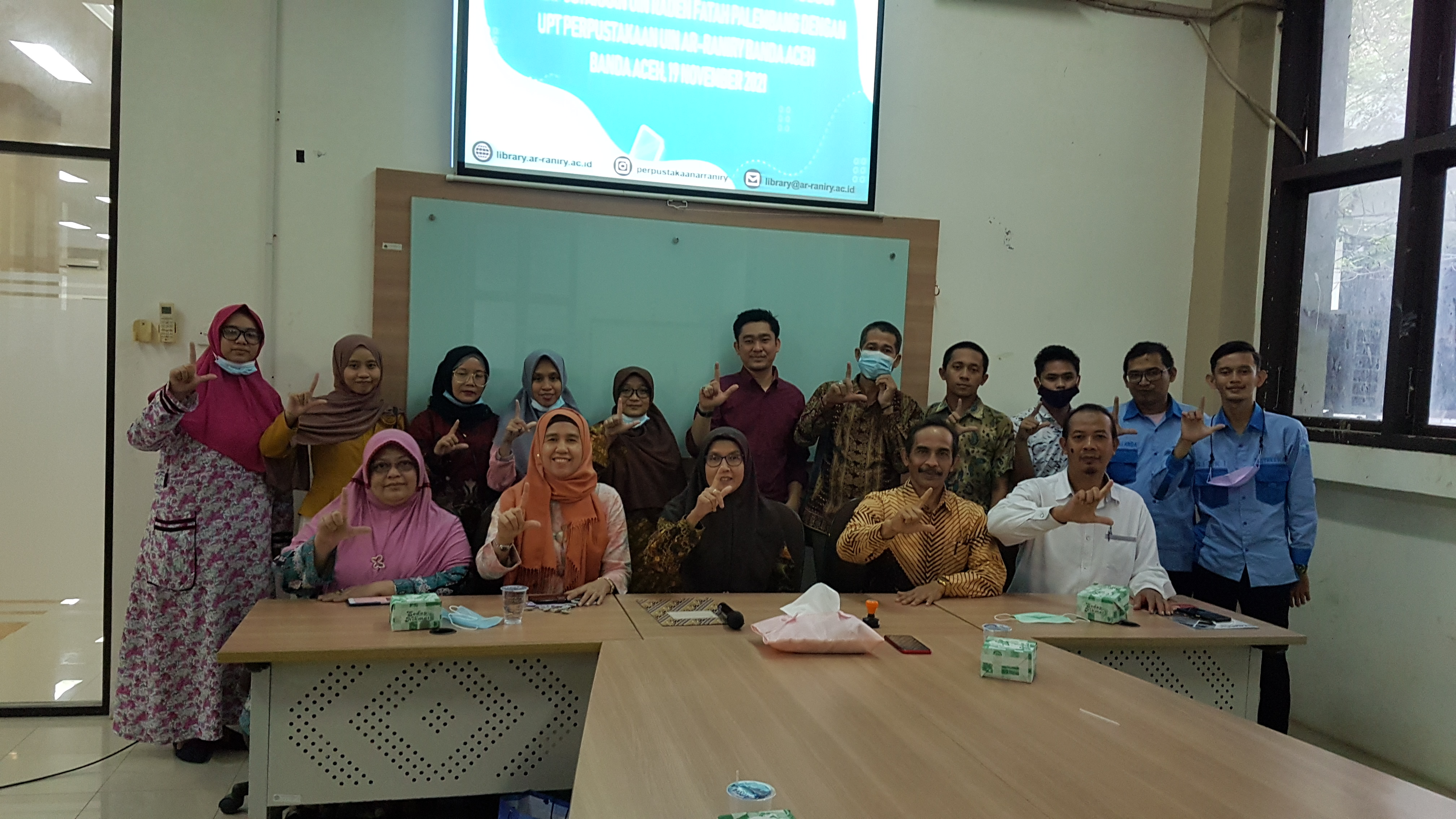 Foto bersama tim perpustakaan UIN Raden Fatah dan UIN Ar Raniry