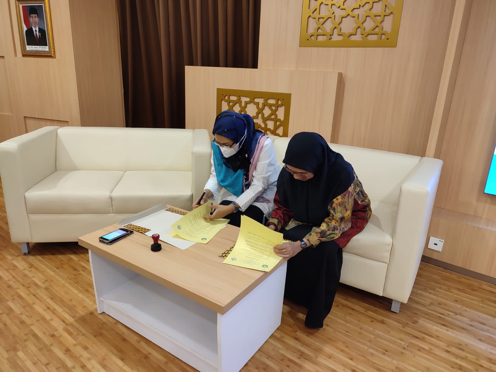 Penandatanganan MOA kerja sama. Ibu Dr. Nurhayati, M.Ag (Kepala Perpustakaan UINSU Medan)